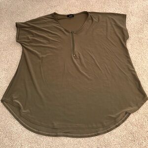 LC by Laura Cruz Short Sleeve Top in Olive. Size 2X
